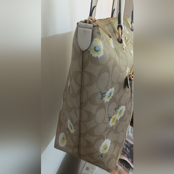 Authentic Coach Signature Gallery Tote Daisy Print - Picture 3 of 14